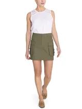 Minifalda verde militar de tiro alto, estilo cargo con bolsillos amplios y corte recto.