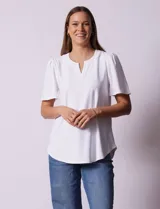 Blusa celeste de tejido piqué, con cuello a la base y escote en V. Tiene mangas cortas amplias.