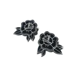 Pins decorativos con diseño de rosa en colores negro y verde, ideales para personalizar prendas.