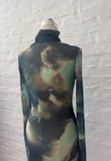 Minivestido de microtul elastizado con estampado abstracto en tonos verde, marrón y azul. Diseño ajustado al cuerpo, cuello alto y mangas largas.