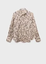 Camisa de manga larga con estampado de piel de serpiente en tonos beige y marrón.