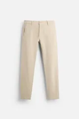 Pantalón chino azul marino, corte skinny fit, confeccionado en tejido de algodón con elasticidad. Cuenta con bolsillos frontales y traseros de vivo. Cierre frontal con cremallera y botón.