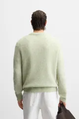 Sweater verde claro de lana y alpaca, con cuello redondo y mangas largas.