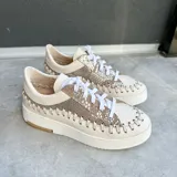 Zapatillas deportivas de cuero vacuno color beige con detalles de cuero con estampado animal print y trenzado artesanal.
