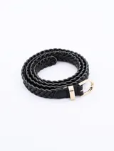 Cinto negro trenzado con hebilla dorada, diseño elegante y versátil.