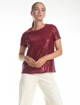 Blusa de lentejuelas color bordó, con escote a la base, manga corta y forro interno a tono.