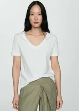 Remera color beige de corte recto, con cuello en V y mangas cortas.