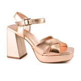 Sandalias de tacón alto color negro, con plataforma y tiras cruzadas sobre el empeine. Cuenta con pulsera al tobillo con hebilla metálica.