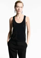Top negro de tejido de punto fino con tirantes anchos, cuello escotado y detalle de strass.