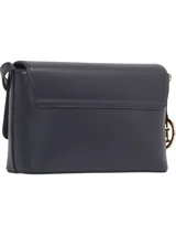 Cartera cruzada Tommy Hilfiger color azul marino, confeccionada en poliuretano. Presenta cierre de solapa, correa ajustable e insignia TH metalizada en la parte delantera.