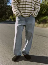 Jean celeste de corte relajado y estilo urbano, con tiro alto y cinco bolsillos. El fit baggy ofrece amplitud en muslos, rodillas y botamanga. Acabado stonewash que le da un aspecto desgastado y vintage.