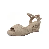 Sandalias Piccadilly color beige con taco corrido de 6 cm y pulsera con hebilla.