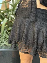 Minifalda negra de encaje con volados.