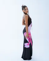 Vestido largo negro con estampado de una flor rosa.