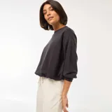 Buzo negro de corte holgado, con cuello redondo y mangas largas.