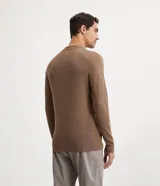 Buzo marrón de viscosa con cuello polo y cremallera.
