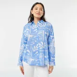 Camisa celeste de gasa de algodón con estampado de motivos marinos en blanco.