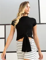 Top tejido color marrón con cuello redondo, manga corta estilo japonesa y terminación de ruedo con lazo y nudo.
