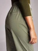 Pantalón de viscosa con estampado geométrico, tiro medio, cintura elástica ajustable con cordones, dos bolsillos delanteros y falsos bolsillos de vivo en espalda.