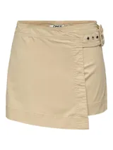 Short pollera color beige, de tiro medio, con cierre cruzado tipo envolvente, pasadores para cinturón, cinturón con hebilla en la cintura y tajo frontal.