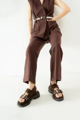 Sandalias de cuero color verde oliva con suela track y hebillas plateadas.