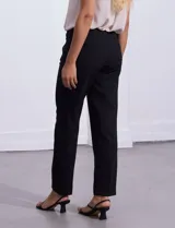 Pantalón negro de gabardina elastizada, corte recto, con bolsillos delanteros y traseros. Marca Zac & Rachel.