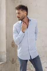 Camisa blanca con finas rayas verticales azules, de corte slim fit y manga larga.