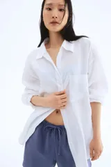 Short azul de lino y viscosa, corte holgado, cintura elástica con cordón, bolsillos laterales y aberturas cortas en los bajos.