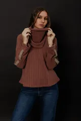 Buzo color chocolate de punto en lanilla con diseño de ochos. Corte tipo remera con cuello a la base.