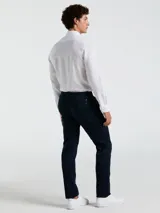 Pantalón chino azul marino para hombre con bolsillos delanteros diagonales, cierre y botón en la cintura. Logo bordado a tono. Confeccionado en 98% algodón y 2% elastano.