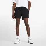Short deportivo negro de felpa francesa con cintura elástica ajustable con cordón, bolsillos laterales con cierre, bolsillo trasero y logo bordado en la pierna izquierda.