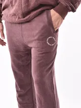 Pantalón de jogging negro con cintura elástica y cordón ajustable.