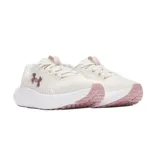 Championes Under Armour Charged Surge 4 color crema con logo rosado. Capellada de malla transpirable con revestimientos sintéticos, plantilla Deluxe Comfort System, entresuela Charged Cushioning y suela de goma.