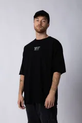 Remera color beige de corte oversize, con cuello redondo y mangas cortas. Estampa pequeña en el frente con la frase "Fresh from the vine".