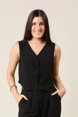 Chaleco negro cropped de lino, con escote en V y cierre frontal con botones.