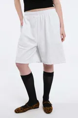 Short deportivo negro con cintura elástica y bolsillos laterales. Corte holgado a la rodilla.