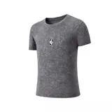 Remera gris con efecto acid wash y logo de la NBA estampado en el pecho.