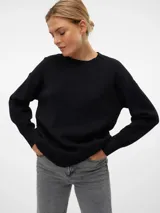 Sweater de punto negro con cuello redondo y mangas largas, con diseño de hombros caídos.