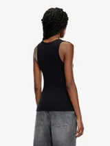 Top sin mangas negro, de corte ajustado, con cuello redondo y pequeño logo bordado en el pecho.