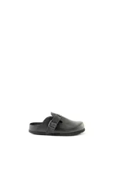 Zuecos negros de cuero con hebilla ajustable.