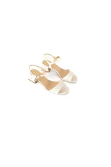Sandalias de cuero blanco con taco cuadrado y tira delgada con hebilla al tobillo.