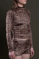 Remera polera de manga larga marrón con estampado de letras.