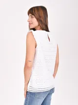 Musculosa blanca con bordado calado y volados en los hombros.