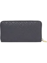 Billetera Tommy Hilfiger con cierre de cremallera, diseño integral con monogramas TH en relieve y insignia del monograma TH en la parte delantera.