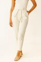 Pantalón de algodón color crudo, de corte recto y tiro medio, con lazo para ajustar en la cintura.