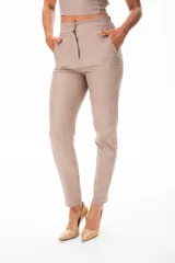 Pantalón de vestir color beige con bolsillos laterales y corte recto.