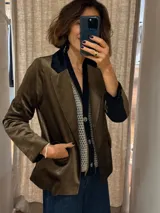 Blazer clásico color marrón de simil terciopelo con bolsillos delanteros y forro estampado.