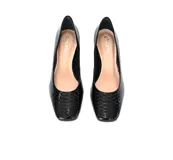 Zapato de cuero negro con acabado grabado, taco cuadrado de 5 cm y puntera ligeramente cuadrada y redondeada.