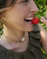 Collar corto con cuentas de piedra natural multicolor, perlas de río irregulares y dijes de bronce con forma de coral.