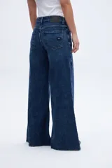 Pantalón de jean de tiro alto, corte ajustado en cintura y caderas, con pierna acampanada. Color azul oscuro.